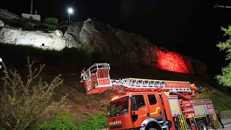 Elazığ'da kayalıklara çıkarak atlamak isteyen şahsı ekipler ikna etti
