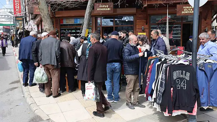 Elazığ'da kıyafetin 100 lira olduğunu duyan vatandaşlar buraya akın etti