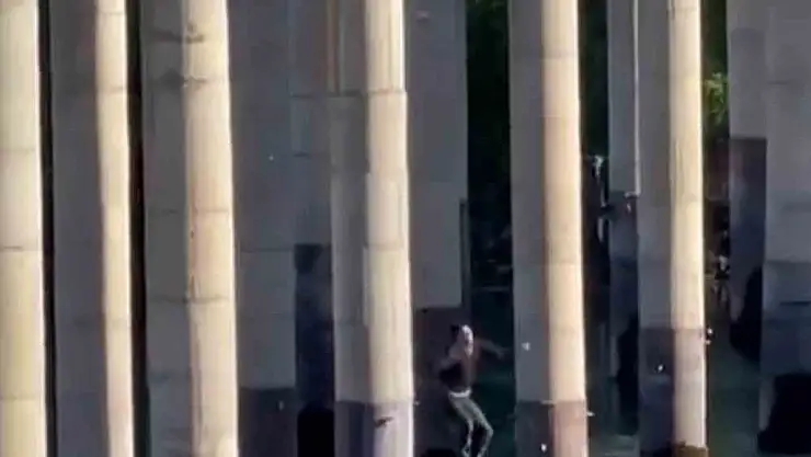 Elazığ'da köprüden nehre tehlikeli atlayış kamerada