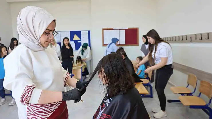 Elazığ'da köy okulu öğrencilerine büyük jest: Bayram öncesi saçlarını kesip bakımlarını yaptılar