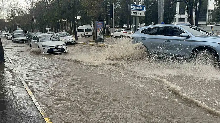 Elazığ'da kuvvetli yağışta yolda kalan aracı vatandaşlar iterek götürdü
