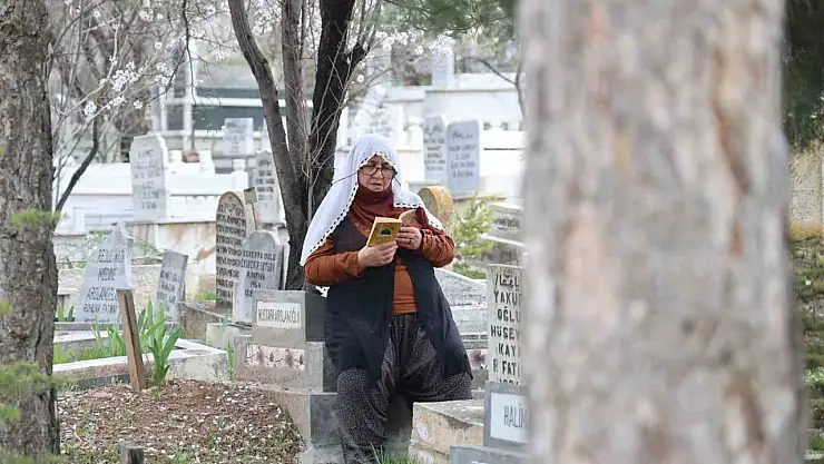 Elazığ'da mezarlıklarda yoğunluk
