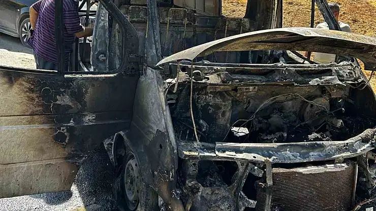 Elazığ'da minibüs küle döndü