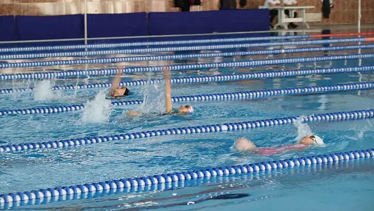 Elazığ'da minikler yüzme müsabakaları tamamlandı