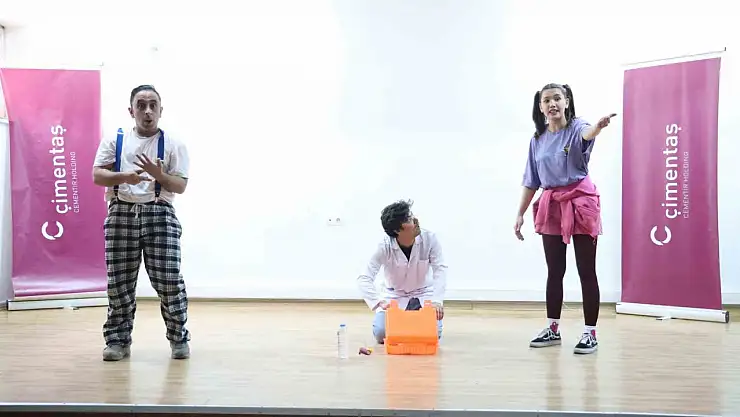 Elazığ'da öğrencilere deprem bilinci tiyatro ile aşılandı