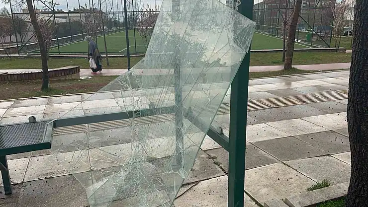 Elazığ'da otobüs durağına zarar veren 3 kişi yakalandı