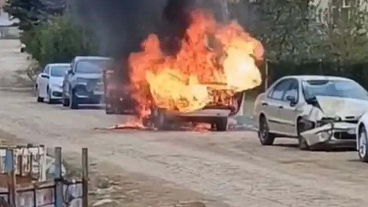 Elazığ'da otomobil alev alev yandı