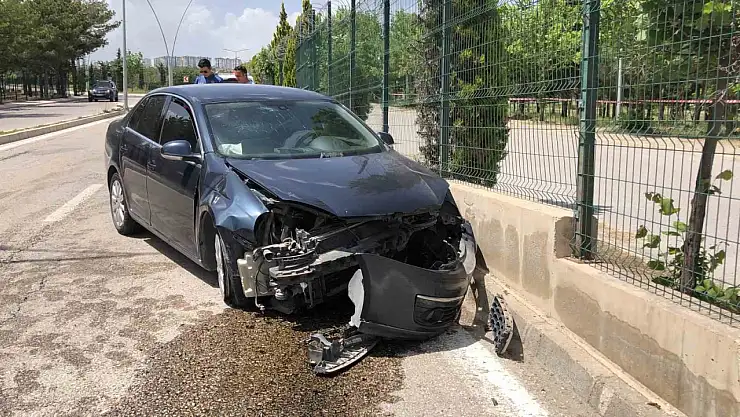 Elazığ'da otomobil duvara çarptı: 1 yaralı