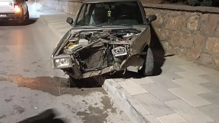 Elazığ'da otomobil duvara çarptı: 1 yaralı