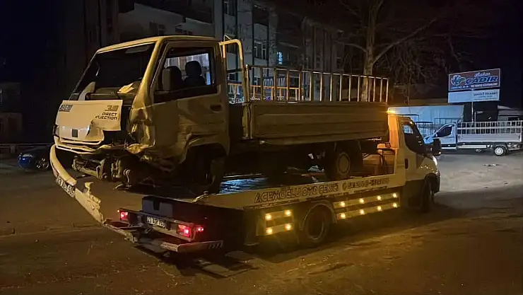 Elazığ'da otomobil ile kamyonet çarpıştı: 1 yaralı