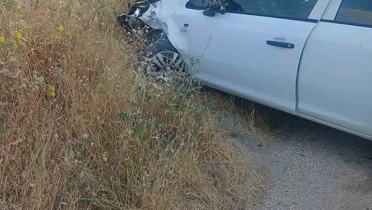 Elazığ'da otomobil ile motosiklet çarpıştı: 1'i ağır 3 yaralı