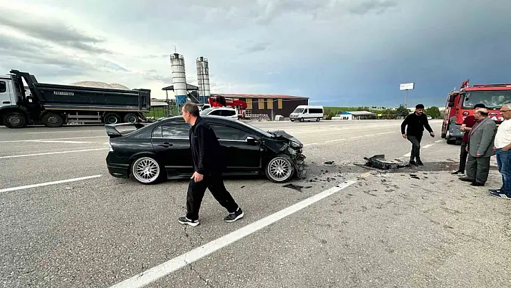 Elazığ'da otomobil kamyona çarptı: 1 yaralı