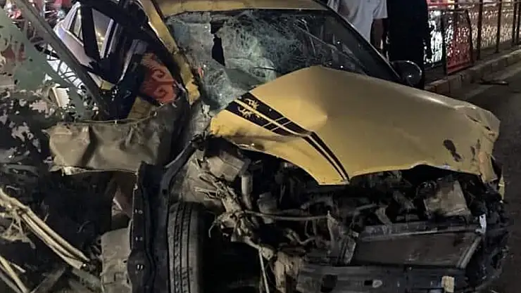 Elazığ'da otomobil refüjdeki bariyerlere çarptı: 1 yaralı