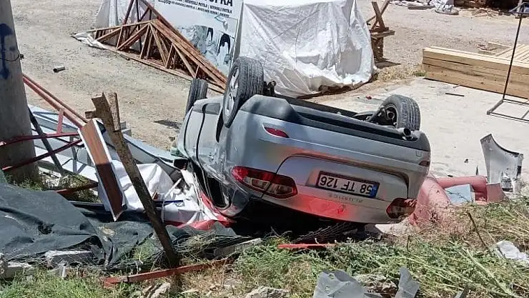 Elazığ'da otomobil şarampole devrildi: 2 yaralı