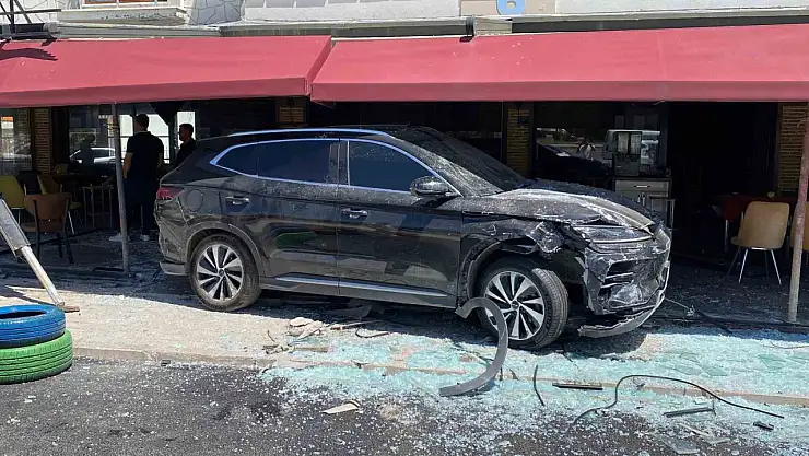 Elazığ'da otomobiller çarpıştı, faciadan dönüldü