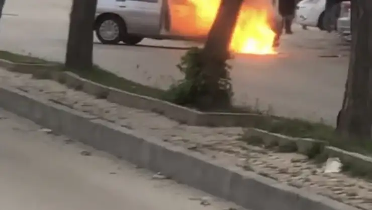 Elazığ'da park halindeki araç alev alev yandı