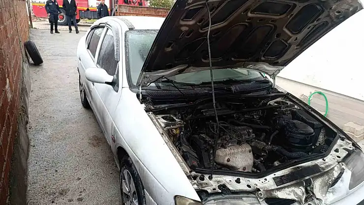 Elazığ'da park halindeki otomobil yandı