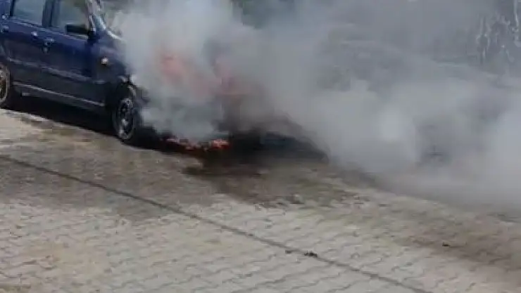 Elazığ'da park halindeki otomobil alev alev yandı