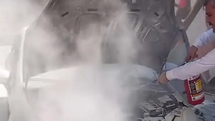 Elazığ'da park halindeki otomobil alev topuna döndü