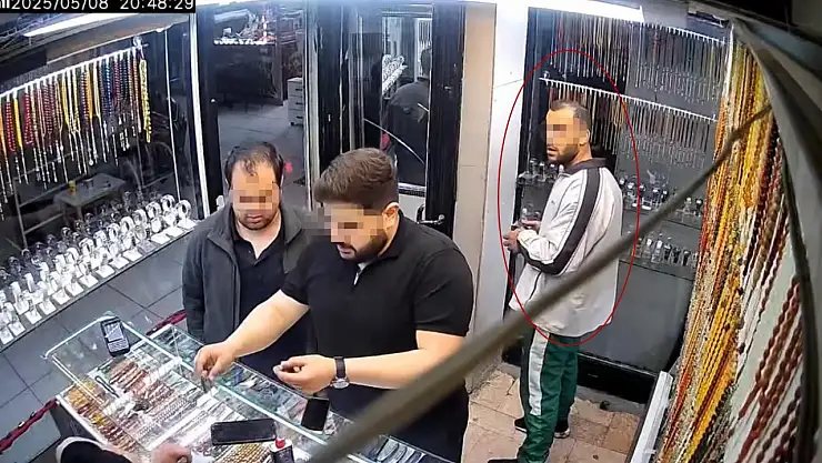 Elazığ'da saat hırsızlığı kamerada: Saatin fiyatını sordu, kameraya baktı, cebine atıp uzaklaştı