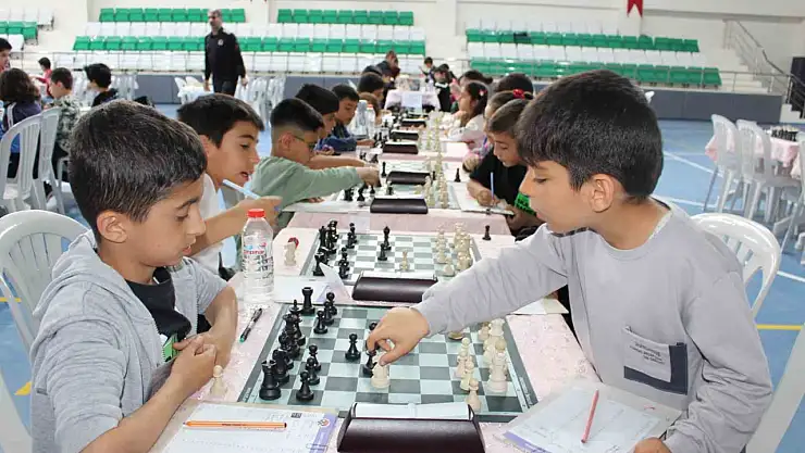 Elazığ'da satranç turnuvası büyük ilgi gördü