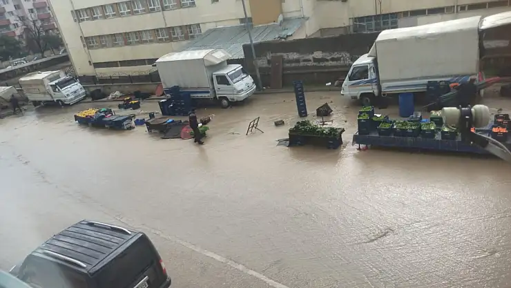 Elazığ'da semt pazarını su bastı: Kasa ve şemsiyeler sel sularına kapıldı