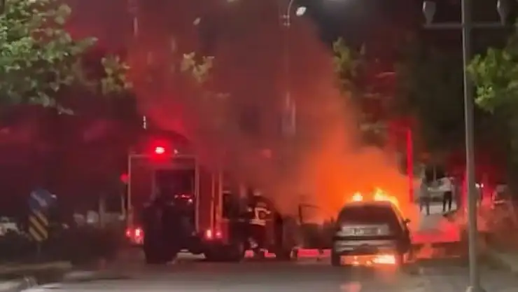 Elazığ'da seyir halindeki araçta yangın çıktı