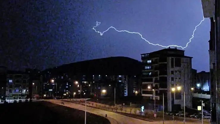 Elazığ'da şimşekler geceyi aydınlattı