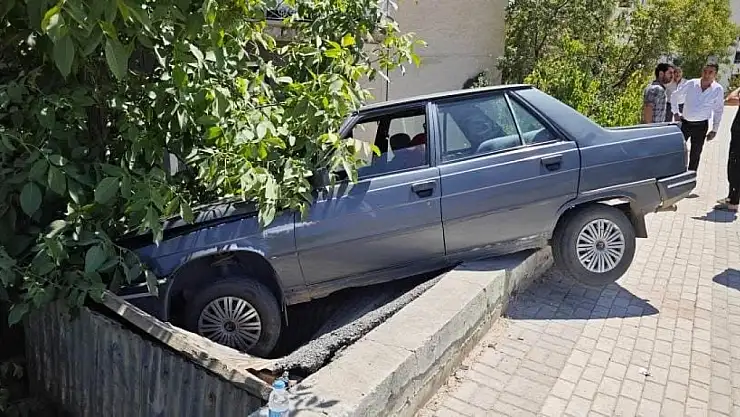 Elazığ'da tekeri patlayan otomobil, kömürlüğün üzerine çıktı