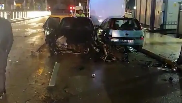 Elazığ'da ters yöne giren otomobil dehşet saçtı: 4 yaralı