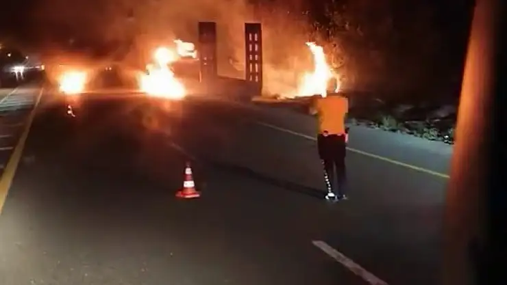 Elazığ'da tır alev alev yandı