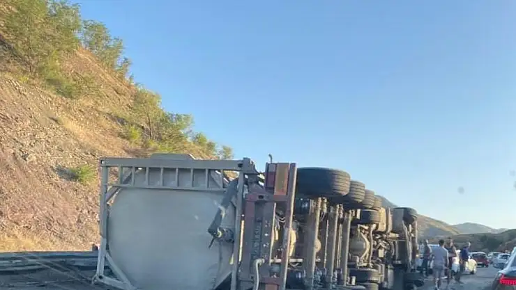 Elazığ'da tır devrildi: 1 yaralı