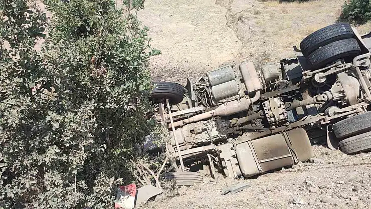 Elazığ'da tır devrildi: 1 yaralı