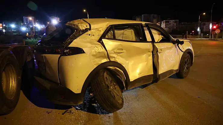 Elazığ'da tır ile otomobil çarpıştı: 4 yaralı