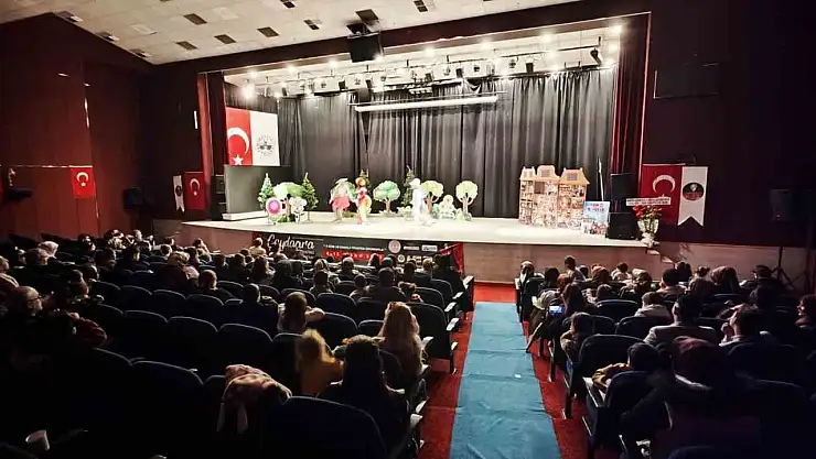 Elazığ'da tiyatro festivali yoğun ilgi gördü