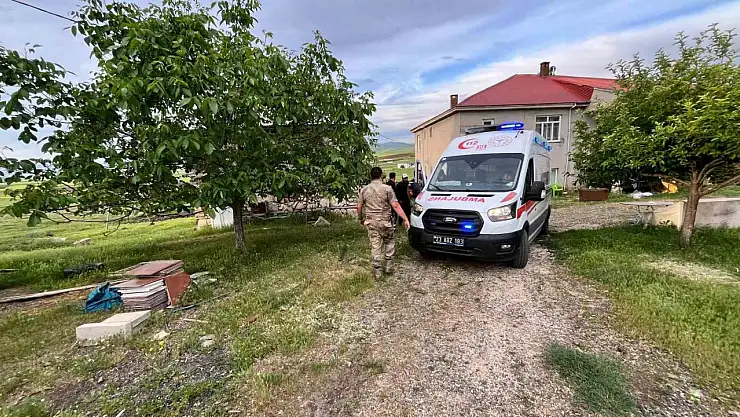 Elazığ'da traktörün altında kalan kişi yaralandı