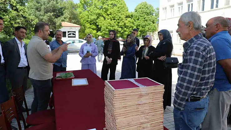 Elazığ'da üreticilere ipek böceği larvası dağıtıldı