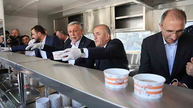 Elazığ'da vatandaşlara aşure ikram edildi