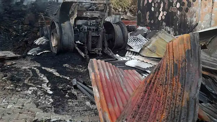 Elazığ'da yanan traktör kullanılmaz hale geldi