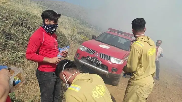 Elazığ'da yeniden başlayan örtü yangınına müdahale ediliyor