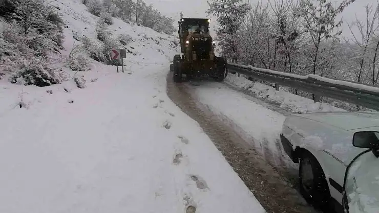 Elazığ'da yoğun kar yağışı sonrası yolda mahsur kalan araç kurtarıldı