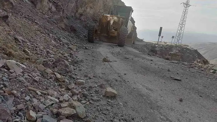 Elazığ'da yola düşen kaya parçalarını kaldırma çalışmaları sürüyor