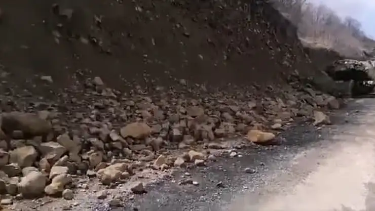 Elazığ'da yola düşen kaya parçaları kaldırıldı