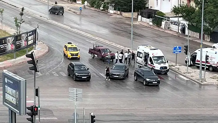 Elazığ'da zincirleme trafik kazası: 1 yaralı