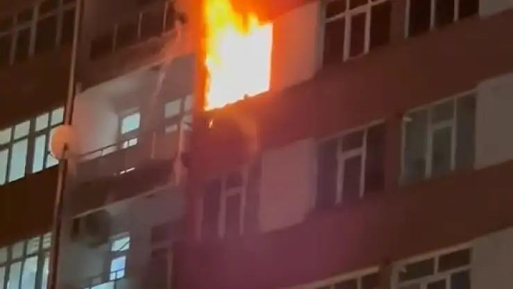 Elazığ'daki apartman yangını paniğe neden oldu
