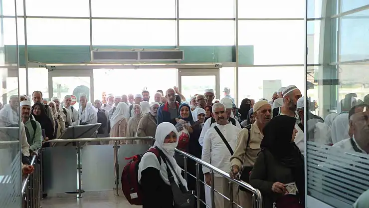 Elazığ hacıları yurda döndü: Müftülükten çiçeklerle karşılama