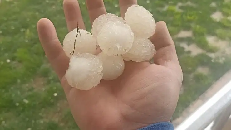 Elazığ'ın ilçe ve köylerinde dolu etkili oldu