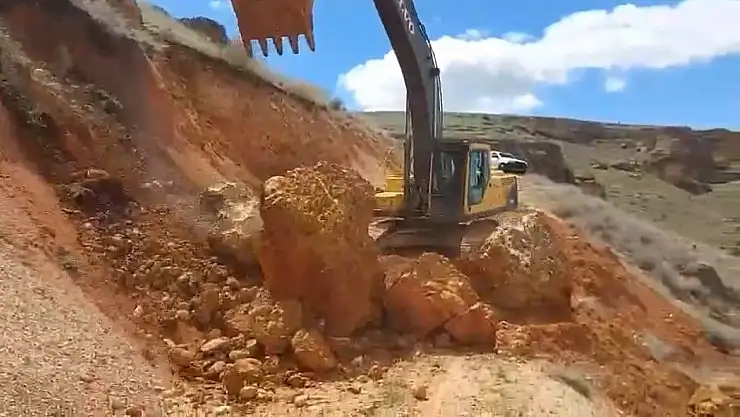 Elazığ'ın köy yollarında kaya düşmelerine karşı çalışma başlatıldı