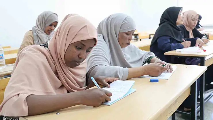 Elazığ'ın yabancıları Türkçe öğreniyor