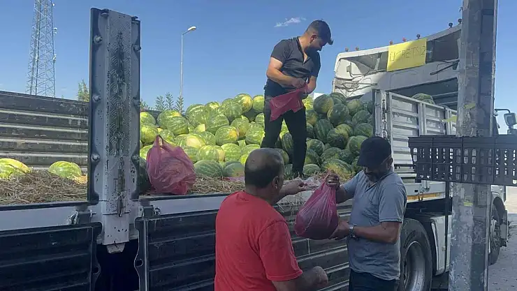 Elazığlı esnaf 30 ton karpuzu ücretsiz dağıttı